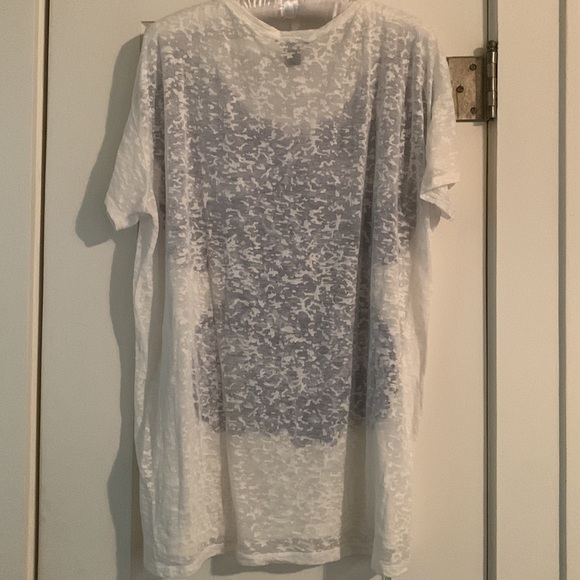 H&M Lightweight Tee: Lovely Blue & White Geo design, Sheerness & Boho look - Picture 2 of 7